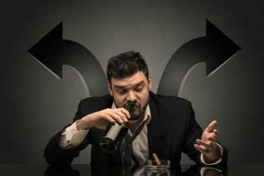 Sarhoş adam oklarla masada oturan