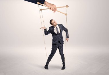 Büyük bir el tarafından Kurşunlu kukla işadamı