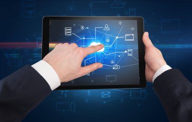 Tablet bulut office konseptiyle ilk kişi görünümü
