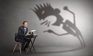 Çalışan adam ve o diye bağıran gölgesi korkuyor