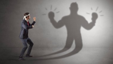 İş adamı silahsız gölgesini ile mücadele