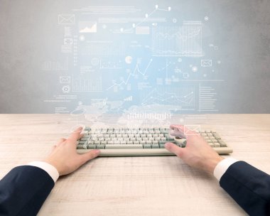 Mali kavramı yazarak bir takım elbise erkek elinde