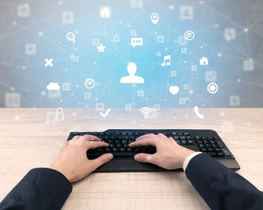 Sosyal Medya Icons çevresinde yazarak zarif işadamı el