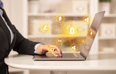 Bitcoin bağlantı ağı ve online kavramı ile dizüstü bilgisayar üzerinde çalışan iş kadın