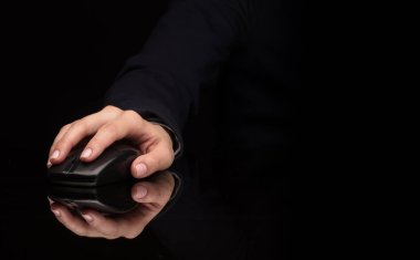 Koyu arka plan üzerinde fare kullanarak ele