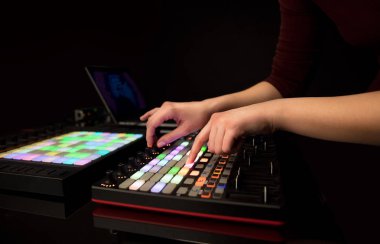 Karıştırma müzik MIDI denetleyicisi üzerindeki el
