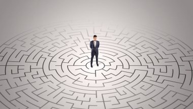 Bir labirentin ortasında duran işadamı