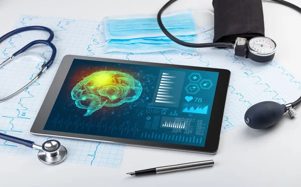 Diagnostics on tablet with brain functionality concept — Stock Photo, Image