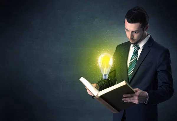 Hombre de negocios sosteniendo un libro. — Foto de Stock