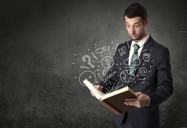 Hombre de negocios sosteniendo un libro. — Foto de Stock