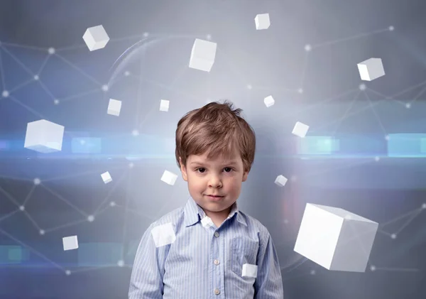 Симпатичный ребенок с яркими кубиками вокруг — стоковое фото