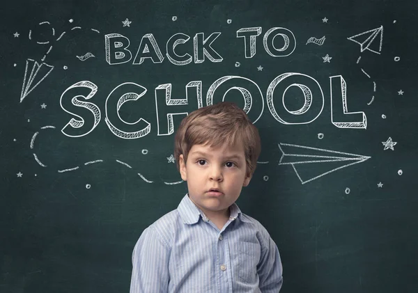 Lindo chico con concepto de regreso a la escuela — Foto de Stock
