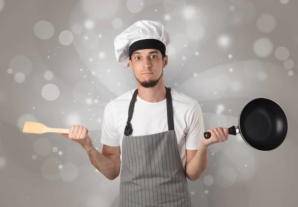 Cozinheiro masculino com papel de parede cinza brilhante — Fotografia de Stock