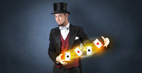 Illusionist göra trick med magiska play-kort — Stockfoto