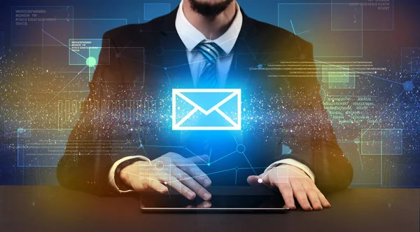 Imprenditore digitazione e mailing icona sopra — Foto Stock