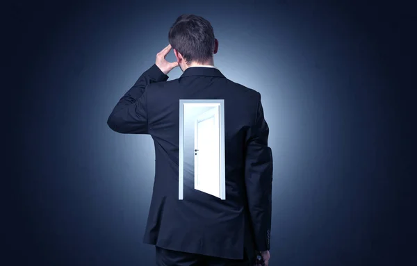 Uomo d'affari in piedi con la porta sulla schiena — Foto Stock