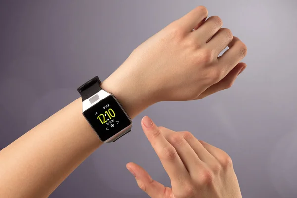 Ręka na sobie i naciskając smartwatch — Zdjęcie stockowe