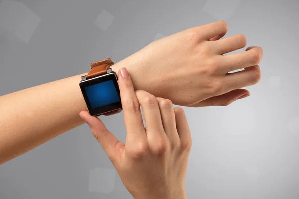 Ręka noszenie zegarka smartwatch — Zdjęcie stockowe