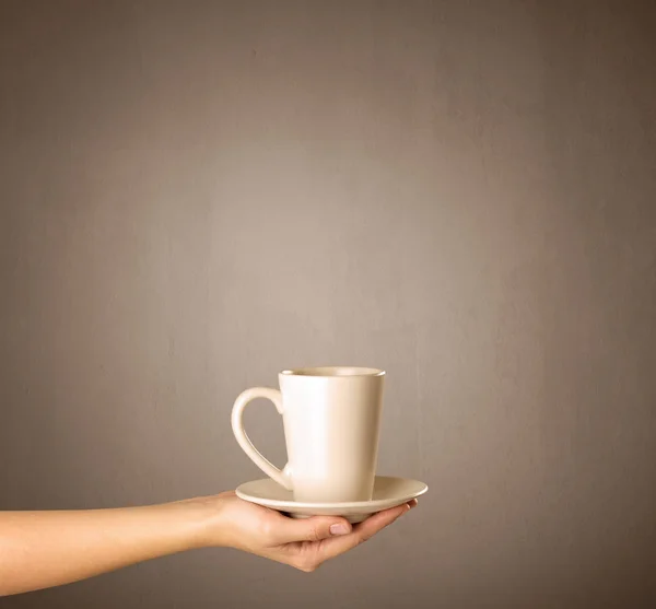 Mão feminina segurando caneca de chá — Fotografia de Stock