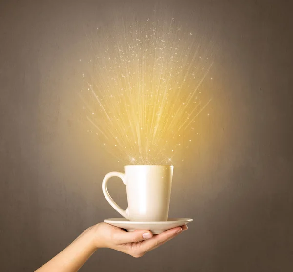 Mão feminina segurando caneca de chá — Fotografia de Stock