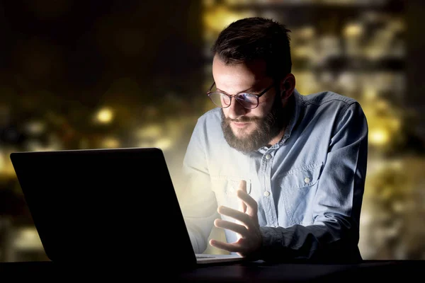 Empresário no escritório à noite — Fotografia de Stock