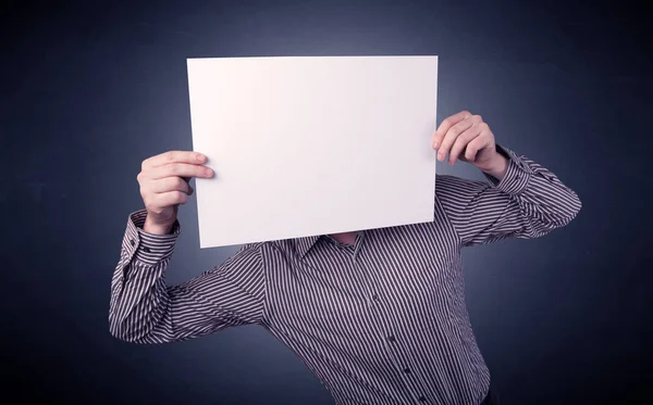 Empresário segurando papel em branco — Fotografia de Stock