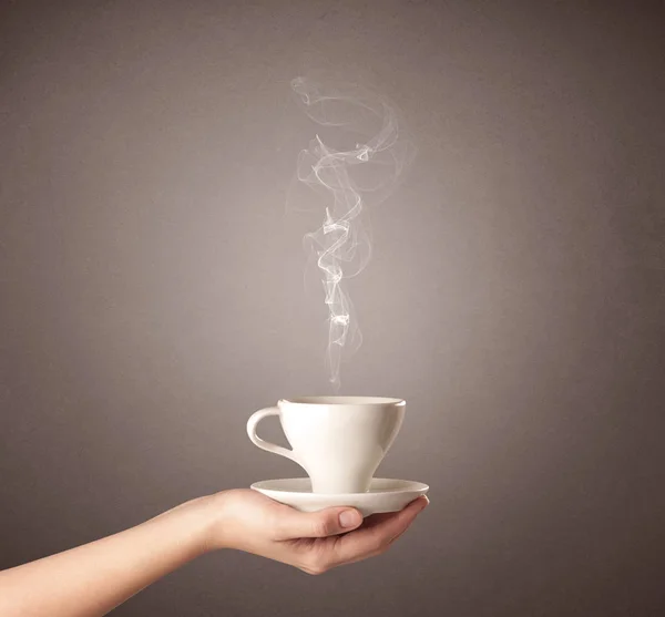 Женщина держит чашку кофе за руку — стоковое фото