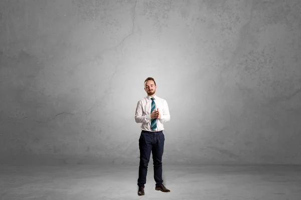 Einsamer Geschäftsmann steht in einem dunklen Raum — Stockfoto