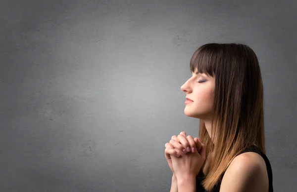 Genç kız için dua — Stok fotoğraf
