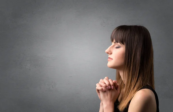 Betende junge Mädchen — Stockfoto