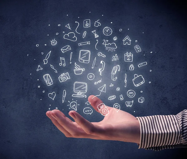 Karışık çizimler tutan el