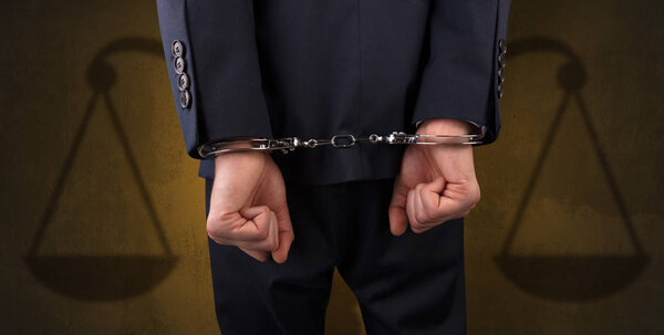 Арестованный мужчина с равновесием на фоне
