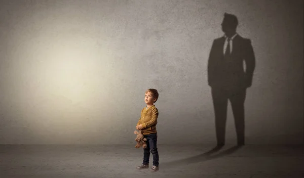 Niño con sombra de hombre de negocios —  Fotos de Stock