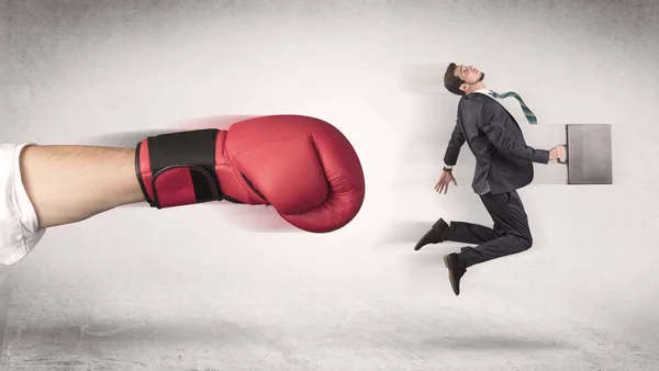 Επιχειρηματίας απολύεται από ένα τεράστιο πυγμαχίας χέρι — Φωτογραφία Αρχείου