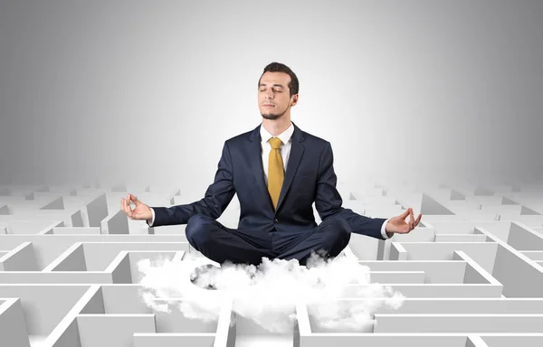 Homme d'affaires médite sur un nuage avec concept de labyrinthe — Photo