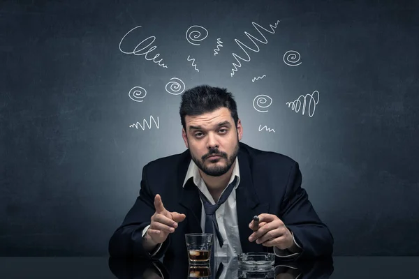 Homme ivre à son bureau avec concept doodle — Photo