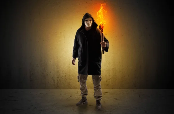 Homem caminhando em um espaço vazio com flambeau ardente — Fotografia de Stock