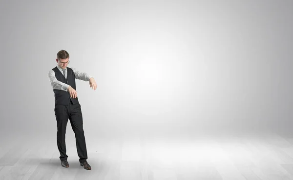 Uomo d'affari Zombi a piedi in uno spazio copia — Foto Stock