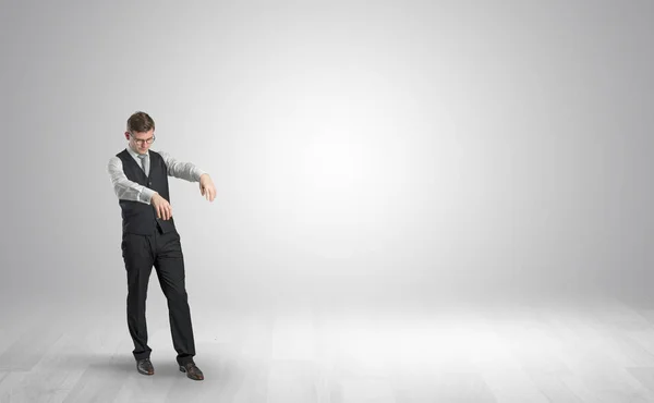 Hombre de negocios Zombi caminando en un espacio de copia — Foto de Stock