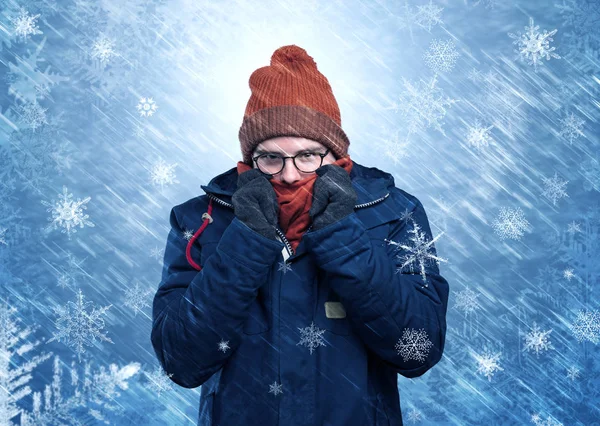 Прекрасный Мальчик Теплой Одежде Замерзает Прохладной Снежной Концепции — стоковое фото
