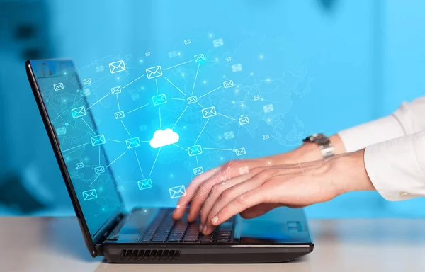 Χέρι χρησιμοποιώντας laptop με κεντρική ιδέα του συστήματος σύννεφων — Φωτογραφία Αρχείου