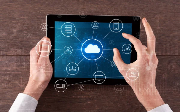Mão usando tablet com conceito de sistema de computação em nuvem centralizado — Fotografia de Stock