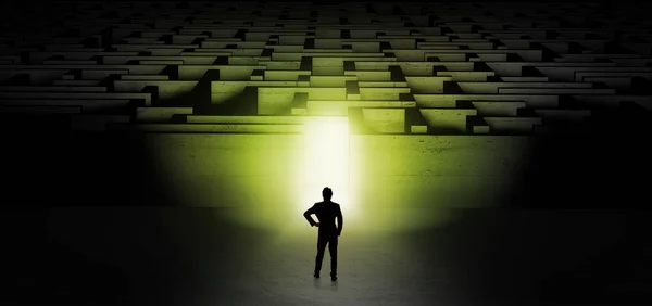Liikemies aloittamassa pimeän labyrintin haastetta — kuvapankkivalokuva