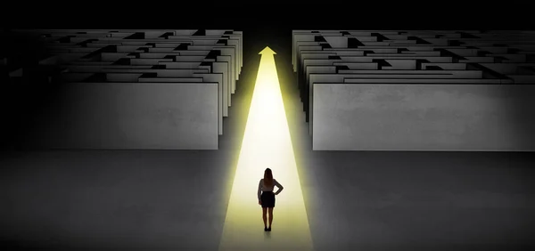 Kvinnan går rakt fram mellan två labyrinter — Stockfoto