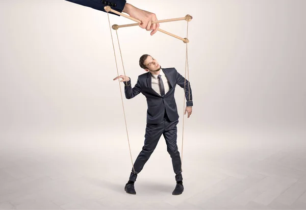 Marionett affärsman Blyhaltigt av en enorm hand — Stockfoto