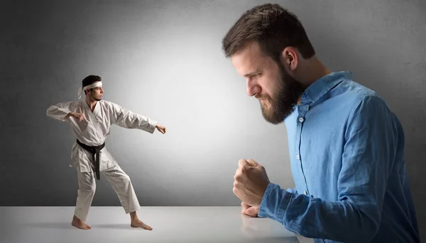 Óriás ember ordítás-on egy kis karate férfi — Stock Fotó
