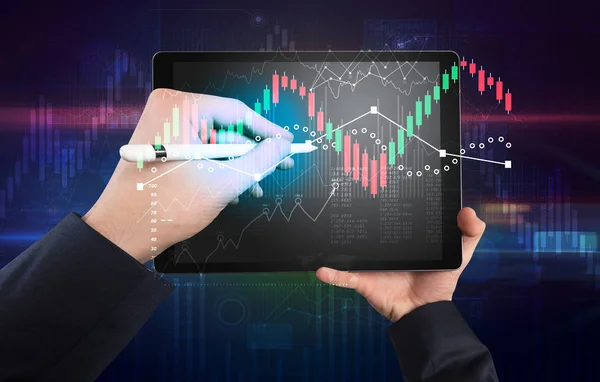 Tableta de mano con informes globales y concepto de cambio de mercado de valores — Foto de Stock
