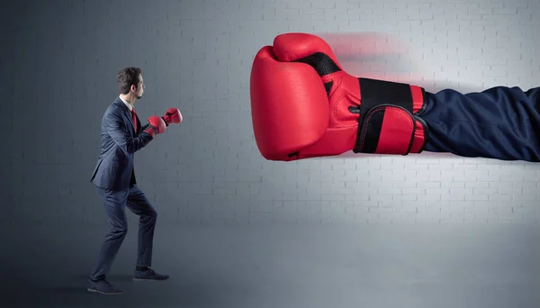 Empresario luchando con guantes de boxeo —  Fotos de Stock