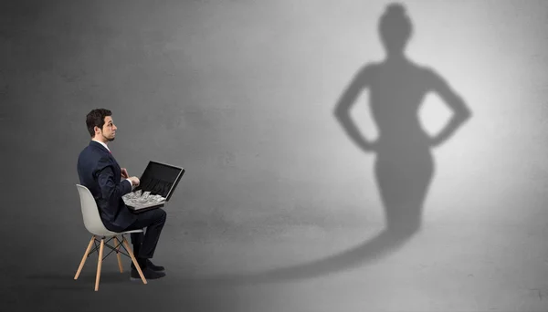 Бізнесмен залишається і пропонує речі тіньовій жінці — стокове фото