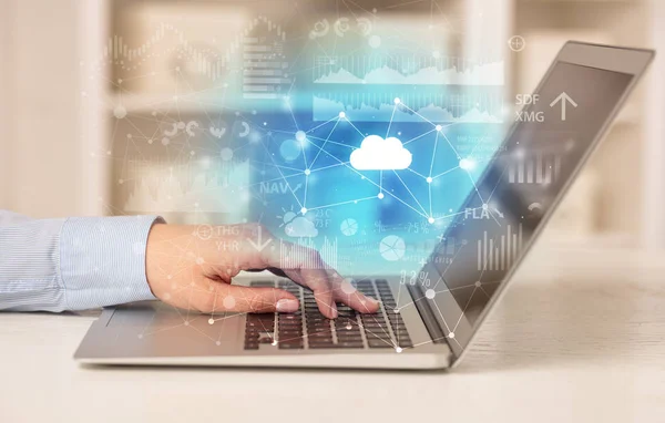 Biznes kobieta pracuje na laptopie z koncepcja technologii chmury — Zdjęcie stockowe